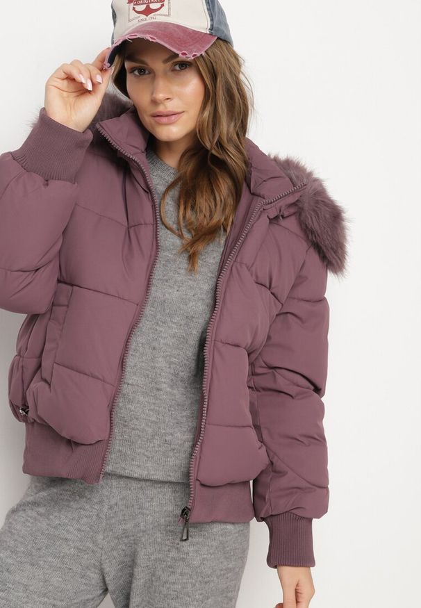 Born2be - Fioletowa Pikowana Kurtka z Szerokimi Ściągaczami i Ozdobnym Futrem przy Kapturze Inandria. Okazja: na spotkanie biznesowe, do pracy, na co dzień. Kolor: fioletowy. Materiał: futro. Długość rękawa: długi rękaw. Długość: długie. Styl: elegancki, casual, klasyczny, biznesowy