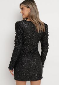 Born2be - Czarna Cekinowa Sukienka Mini z Drapowaniem i Dekoltem w Serek Naviny. Okazja: na imprezę. Typ kołnierza: dekolt w serek. Kolor: czarny. Wzór: aplikacja. Styl: elegancki. Długość: mini #6