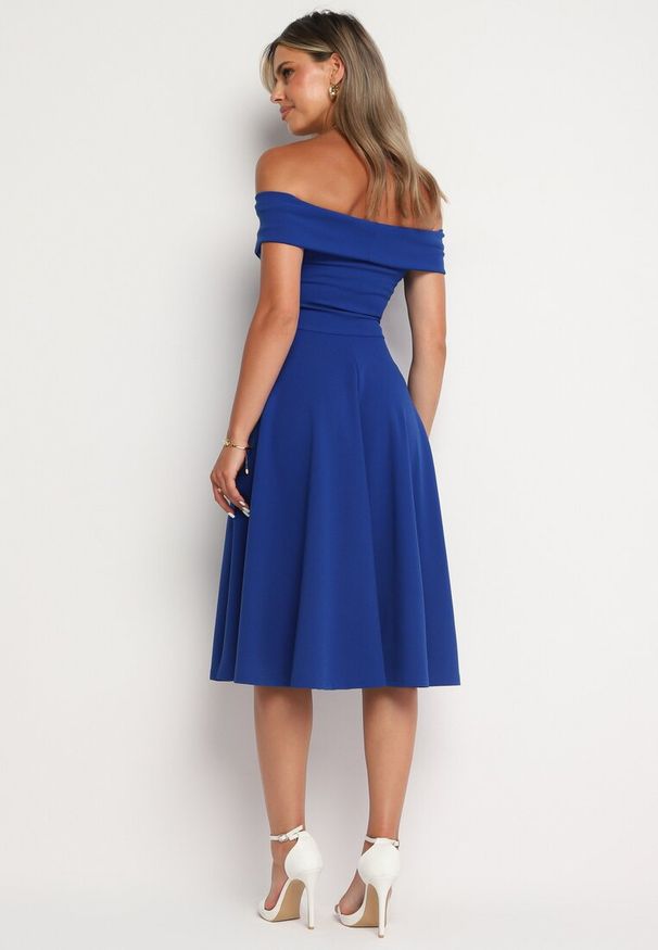 Born2be - Niebieska Rozkloszowana Sukienka Typu Hiszpanka Olorea. Okazja: na co dzień. Typ kołnierza: dekolt hiszpanka. Kolor: niebieski. Materiał: materiał. Długość rękawa: krótki rękaw. Typ sukienki: proste. Styl: casual