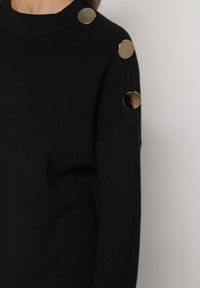 Born2be - Czarna Sweterkowa Sukienka Pudełkowa Ozdobiona z Boku Guzikami Tustina. Okazja: na co dzień. Kolor: czarny. Materiał: jeans. Wzór: aplikacja. Typ sukienki: proste. Styl: casual, elegancki #5