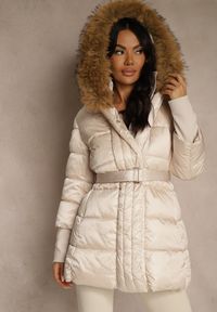 Renee - Beżowa Pikowana Kurtka z Paskiem i Kapturem z Futerkiem Lilittia. Kolor: beżowy. Materiał: futro. Sezon: zima. Styl: elegancki #5