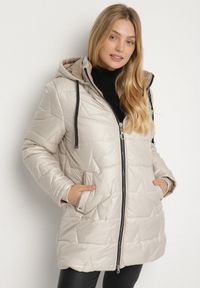 Born2be - Beżowa Pikowana Kurtka o Prostym Kroju z Kapturem Nileria. Okazja: na spotkanie biznesowe, do pracy, na co dzień. Typ kołnierza: kaptur. Kolekcja: plus size. Kolor: beżowy. Materiał: jeans, poliester, dzianina. Styl: biznesowy, casual