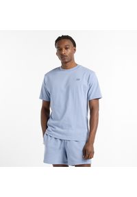 Koszulka męska New Balance MT41533DUS – niebieska. Kolor: niebieski. Materiał: dresówka, bawełna. Długość rękawa: krótki rękaw. Długość: krótkie