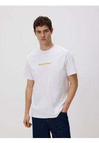 Reserved - T-shirt comfort z nadrukiem na plecach - biały. Kolor: biały. Materiał: dzianina, bawełna. Wzór: nadruk #1