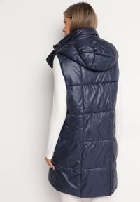 Born2be - Granatowa Kamizelka o Długim Pikowanym Fasonie z Odpinanym Kapturem Glonte. Okazja: na co dzień. Kolor: niebieski. Materiał: tkanina, materiał. Długość: długie. Styl: casual, klasyczny #4