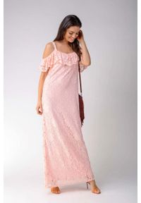 Nommo - Jasnoróżowa Koronkowa Sukienka Maxi Inspirowana Hiszpańskim Stylem. Kolor: różowy. Materiał: koronka. Długość: maxi #1