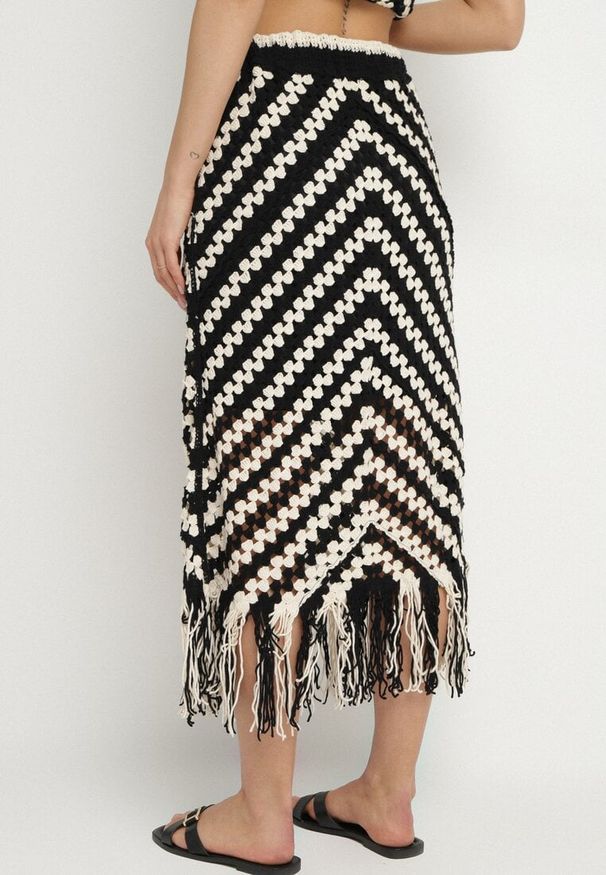 Born2be - Czarna Ołówkowa Spódnica z Bawełną z Frędzlami Zimarelle. Okazja: na co dzień. Kolor: czarny. Materiał: bawełna. Styl: elegancki, casual