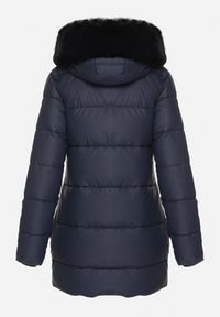 Born2be - Granatowa Taliowana Kurtka Pikowana z Kapturem z Futrem Nalaseva. Okazja: na co dzień. Typ kołnierza: kaptur. Kolor: niebieski. Materiał: futro. Sezon: zima. Styl: elegancki, casual