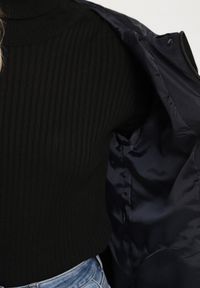 Born2be - Granatowa Klasyczna Kurtka Parka z Kapturem i Ściągaczem w Pasie Cinelle. Okazja: na co dzień. Typ kołnierza: kaptur. Kolor: niebieski. Materiał: skóra, jeans. Styl: klasyczny #5