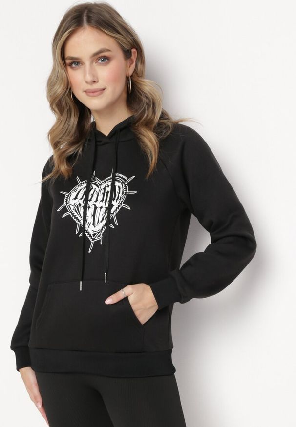 Born2be - Czarna Bluza z Kapturem i Nadrukiem oraz Ściągaczami Sitta. Typ kołnierza: kaptur. Kolor: czarny. Wzór: nadruk