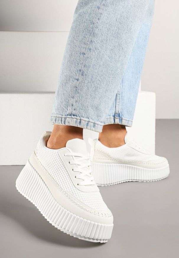 Born2be - Białe Sneakersy na Grubej Podeszwie z Tłoczeniami Zdobione Przeszyciami Falinia. Okazja: na co dzień. Kolor: biały. Materiał: jeans. Wzór: aplikacja