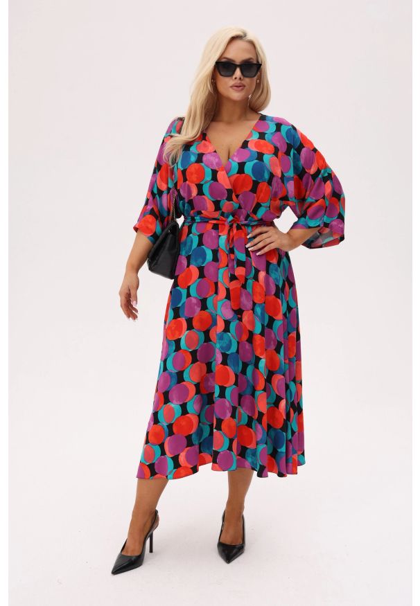 Moda Size Plus Iwanek - Sukienka Noelia - Fiesta - w żywy miks turkusu, czerwieni i fioletu w kulistym wzorze PLUS SIZE XXL OVERSIZE. Okazja: na co dzień, do pracy. Kolekcja: plus size. Kolor: czerwony. Materiał: wiskoza, tkanina. Wzór: nadruk. Sezon: lato. Typ sukienki: dla puszystych, oversize. Styl: casual, elegancki