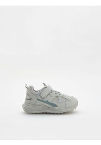 Reserved - Sneakersy na rzepy - jasnoszary. Zapięcie: rzepy. Kolor: szary. Materiał: materiał
