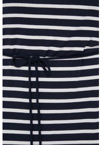 TOMMY HILFIGER - Tommy Hilfiger sukienka kolor granatowy midi prosta. Okazja: na co dzień. Kolor: niebieski. Materiał: materiał. Długość rękawa: krótki rękaw. Typ sukienki: proste. Styl: casual. Długość: midi #3
