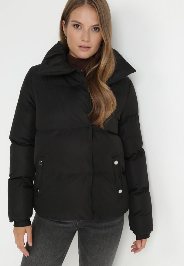 Born2be - Czarna Kurtka Pikowana ze Stójką Astasia. Typ kołnierza: kołnierzyk stójkowy. Kolor: czarny. Wzór: jednolity. Sezon: zima, jesień. Styl: elegancki