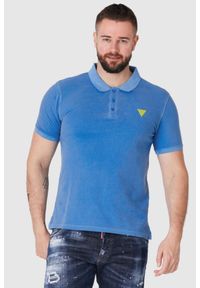 Guess - GUESS Niebieska koszulka polo z żółtym logo. Typ kołnierza: polo. Kolor: niebieski. Materiał: prążkowany. Długość rękawa: krótki rękaw. Wzór: aplikacja