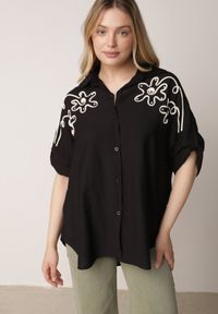 Born2be - Czarna Nietoperzowa Koszula z Wiskozy z Haftem i Podpinanymi Rękawami Jilyla. Okazja: do pracy, na co dzień. Kolor: czarny. Materiał: wiskoza. Długość: długie. Wzór: haft. Styl: elegancki, casual #7