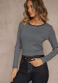 Renee - Granatowa Bluzka Longsleeve Ozdobiona Paskami i Cyrkoniami Ralenea. Okazja: na co dzień. Kolor: niebieski. Materiał: jeans. Długość rękawa: długi rękaw. Wzór: aplikacja. Styl: elegancki, casual