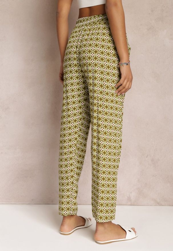 Renee - Ciemnozielone Spodnie z Wiskozy w Fantazyjny Print Innozentia. Kolor: zielony. Materiał: wiskoza. Wzór: nadruk. Sezon: lato