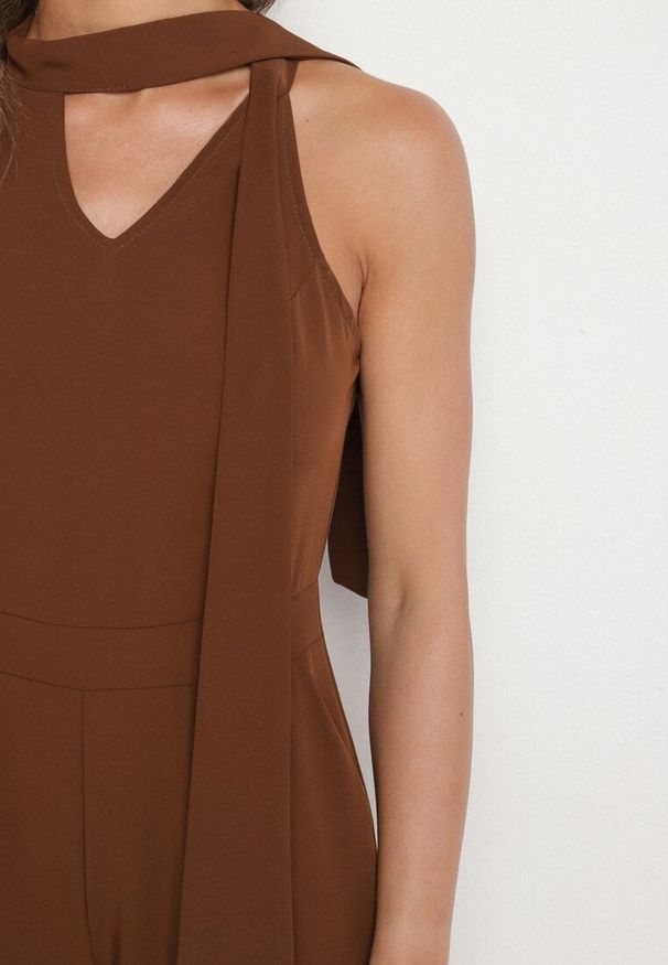 Born2be - Brązowy Kombinezon Bez Rękawów z Ozdobnym Wiązaniem i Szerokimi Nogawkami Silarine. Okazja: na co dzień. Kolor: brązowy. Materiał: jeans. Długość rękawa: bez rękawów. Styl: casual, elegancki, sportowy, klasyczny