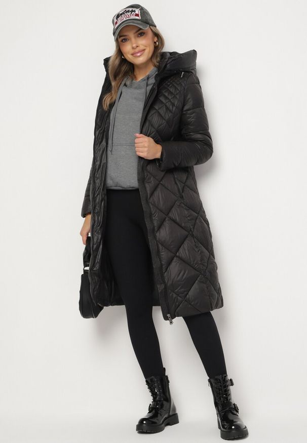 Born2be - Czarna Długa Pikowana Kurtka z Kapturem Sisilara. Okazja: na spacer, na co dzień. Typ kołnierza: kaptur. Kolor: czarny. Długość: długie. Sezon: zima, jesień. Styl: casual, elegancki, klasyczny