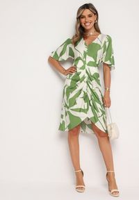 Born2be - Zielono-Biała Taliowana Sukienka z Marszczeniami i Paskiem w Talii Nellsaria. Okazja: na co dzień, na randkę. Kolor: zielony. Typ sukienki: proste. Styl: casual #2