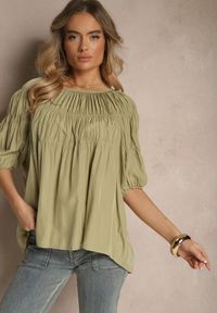 Renee - Zielona Bluzka z Wiskozą o Fasonie Oversize z Gumkami w Ramionach Alirona. Okazja: na spacer. Kolor: zielony. Materiał: wiskoza. Styl: klasyczny, elegancki