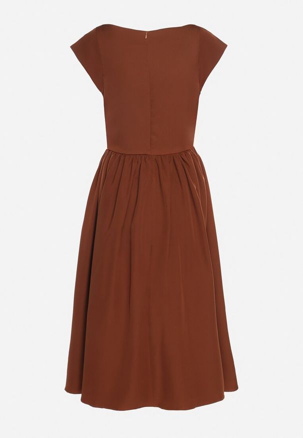 Born2be - Brązowa Rozkloszowana Sukienka Vices z Dekoltem Typu Łódka Milasena. Okazja: na co dzień. Kolor: brązowy. Materiał: jeans. Wzór: aplikacja. Typ sukienki: rozkloszowane. Styl: casual