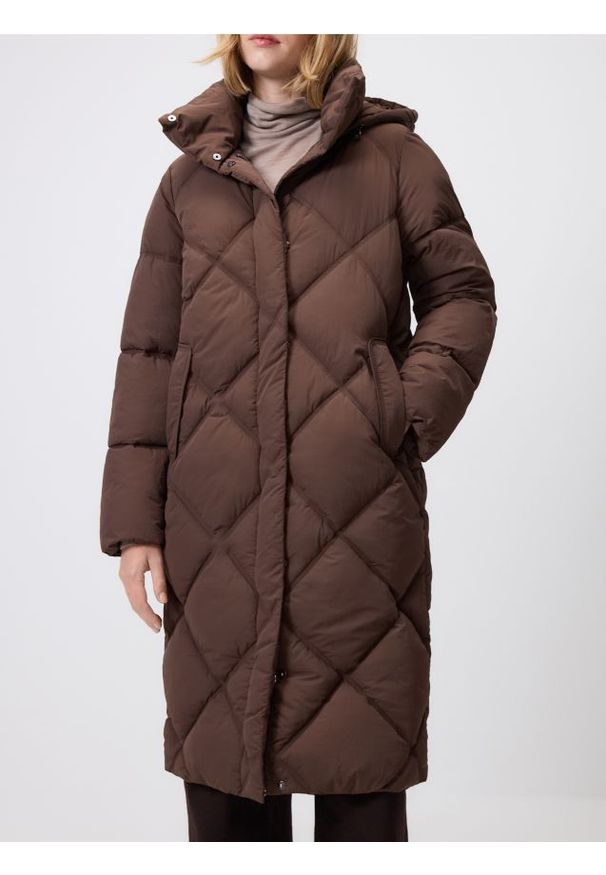 Reserved - Długa kurtka z kapturem - ciemnobrązowy. Typ kołnierza: kaptur. Kolor: brązowy. Materiał: tkanina. Długość: długie