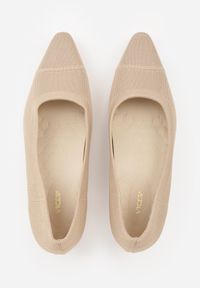 Renee - Ciemnobeżowe Strukturalne Czółenka VICES na Słupkowym Obcasie Abathise. Nosek buta: otwarty. Kolor: beżowy. Materiał: skóra, materiał. Obcas: na obcasie. Wysokość obcasa: średni #5