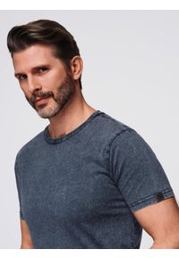 Ombre Clothing - Męski t-shirt z efektem sprania – granatowy V2 - Rozmiar: XXL. Kolor: niebieski. Materiał: jeans, dzianina, bawełna, materiał. Długość rękawa: krótki rękaw. Długość: krótkie. Sezon: lato. Styl: klasyczny