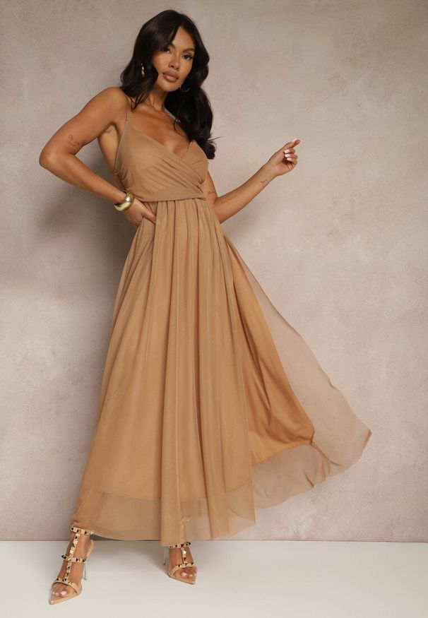 Renee - Ciemnobeżowa Sukienka Koktajlowa Ozdobiona Tiulowym Materiałem Deviora. Okazja: na co dzień, na randkę, na imprezę. Kolor: beżowy. Materiał: tiul, materiał. Długość rękawa: na ramiączkach. Wzór: aplikacja. Styl: wizytowy