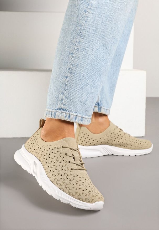 Renee - Ciemnobeżowe Sneakersy Ozdobione Ażurowym Wzorem Sareldi. Okazja: na co dzień. Kolor: beżowy. Materiał: jeans. Wzór: aplikacja, ażurowy