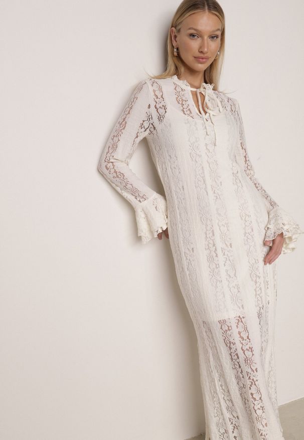 Born2be - Beżowa Koronkowa Sukienka o Taliowanym Kroju z Wiązaniem przy Dekolcie Nevellirae. Kolor: beżowy. Materiał: koronka. Wzór: koronka. Styl: klasyczny, wizytowy