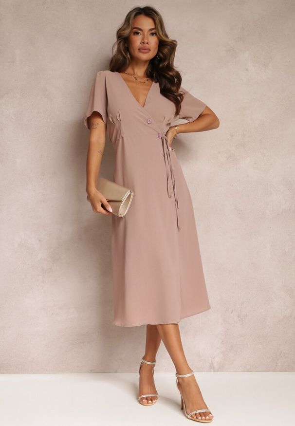 Renee - Ciemnobeżowa Sukienka Midi z Kopertowym Dekoltem i Wiązaniem w Pasie Elisanu. Typ kołnierza: dekolt kopertowy. Kolor: beżowy. Długość rękawa: krótki rękaw. Wzór: gładki. Typ sukienki: kopertowe. Długość: midi