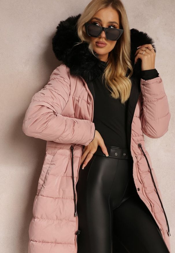 Renee - Czarna Dwustronna Kurtka ze Ściągaczem i Kapturem z Futerkiem Divya. Kolor: czarny. Materiał: futro. Styl: elegancki