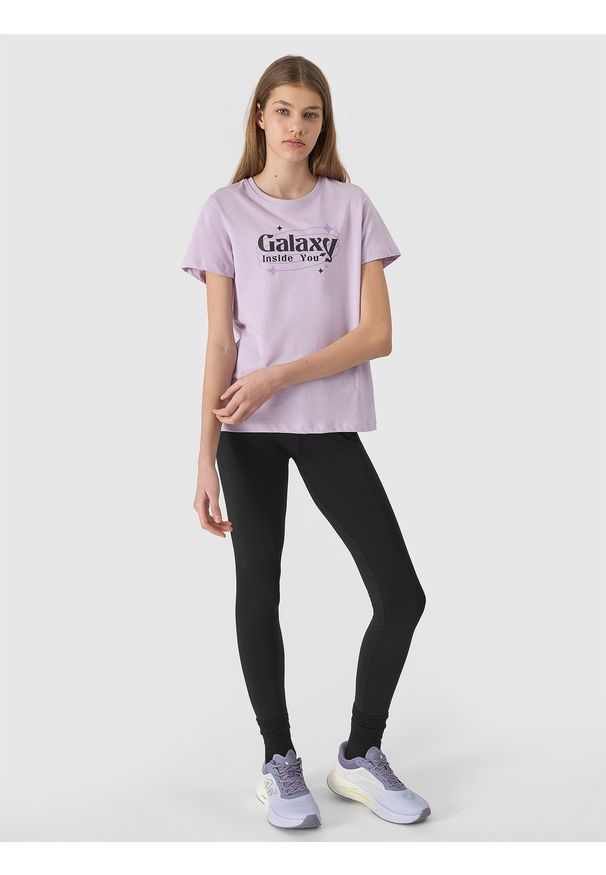 4f - Legginsy dzianinowe dziewczęce - czarne. Okazja: na co dzień. Stan: podwyższony. Kolor: czarny. Materiał: dzianina. Wzór: ze splotem, gładki, jednolity, napisy. Sezon: lato. Styl: casual, sportowy