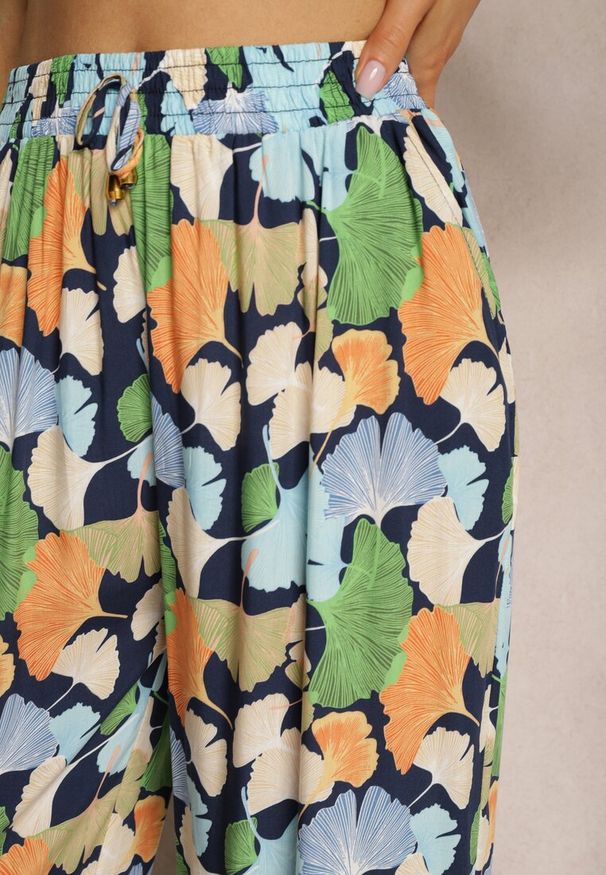 Renee - Granatowo-Niebieskie Szerokie Spodnie z Wiskozy High Waist w Kwiaty Wykończone Gumką w Talii Dennea. Stan: podwyższony. Kolor: niebieski. Materiał: wiskoza. Wzór: kwiaty. Sezon: lato