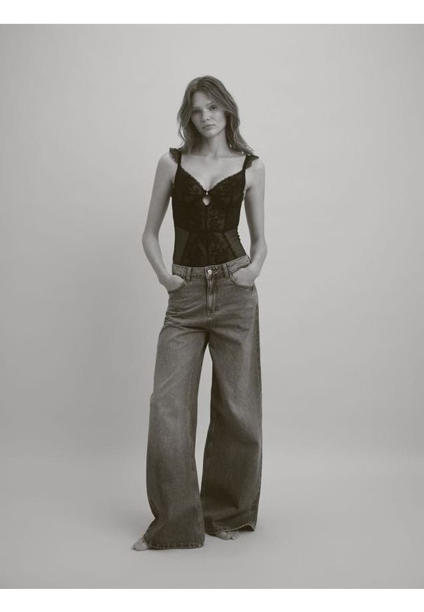 Reserved - Siateczkowe body z haftem - czarny. Kolor: czarny. Wzór: haft