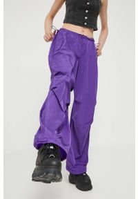 Tommy Jeans spodnie damskie kolor fioletowy szerokie medium waist. Kolor: fioletowy. Materiał: włókno, materiał #1