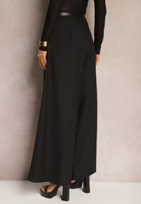 Renee - Czarne Spodnie Culottes z Paskiem i Szerokimi Nogawkami Imitującymi Spódnicę Aimleda. Okazja: na co dzień. Stan: podwyższony. Kolor: czarny. Styl: elegancki, casual