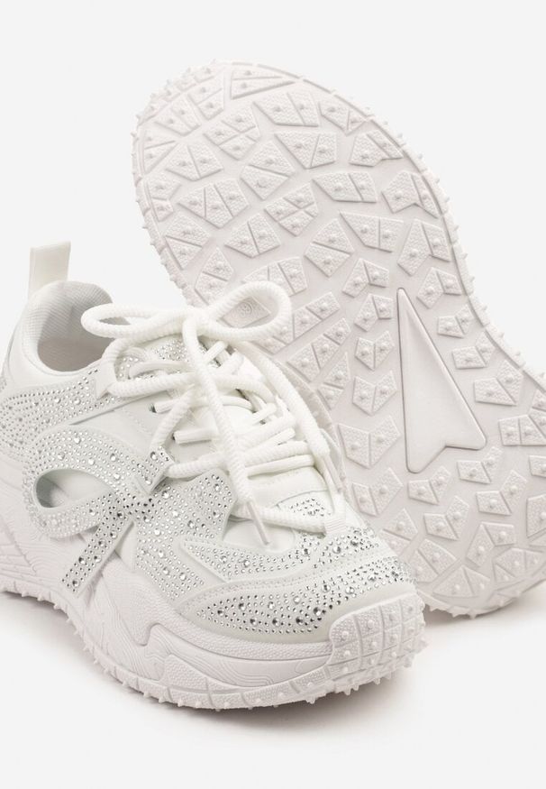Renee - Białe Sneakersy z Cyrkoniami i Ozdobnym Sznurowaniem Sorvea. Okazja: na co dzień, na spacer. Kolor: biały. Sport: turystyka piesza