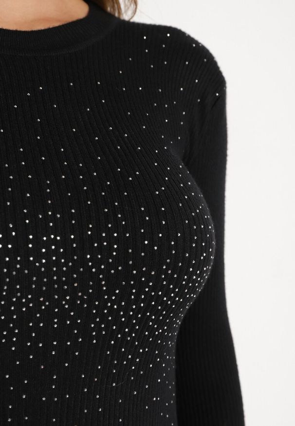Born2be - Czarny Sweter Prążkowany z Cyrkoniami Romivra. Okazja: na co dzień. Kolor: czarny. Materiał: prążkowany. Długość rękawa: długi rękaw. Długość: długie. Styl: elegancki, casual