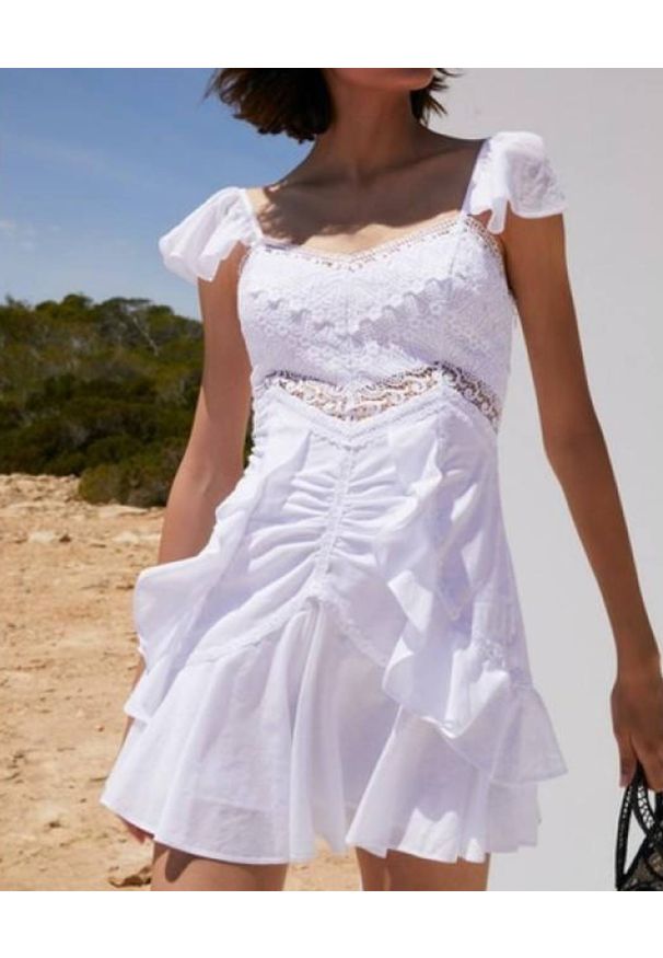 CHARO RUIZ IBIZA - Biała sukienka mini Claudia. Kolor: biały. Materiał: bawełna, koronka. Długość rękawa: krótki rękaw. Sezon: lato. Typ sukienki: dopasowane, rozkloszowane. Długość: mini