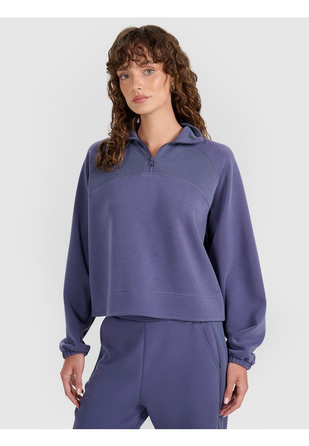4f - 4F Bluza dresowa nierozpinana z modalem damska - granatowa S. Okazja: na co dzień. Typ kołnierza: bez kaptura, kołnierzyk stójkowy. Kolor: niebieski. Materiał: dresówka. Długość rękawa: raglanowy rękaw. Wzór: ze splotem, gładki. Styl: sportowy, casual
