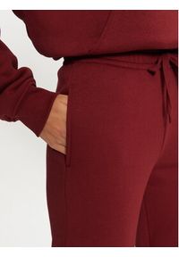 Gina Tricot Spodnie dresowe Basic 21183 Czerwony Relaxed Fit. Kolor: czerwony. Materiał: bawełna, syntetyk