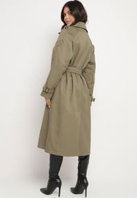 Born2be - Zielony Dwurzędowy Płaszcz Trencz o Oversizowym Kroju z Paskiem Inathara. Okazja: na co dzień, na spacer, do pracy. Kolor: zielony. Materiał: jeans. Wzór: aplikacja. Styl: casual, klasyczny #7