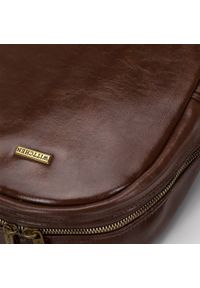 Wittchen - Damski plecak z błyszczącej ekoskóry. Kolor: brązowy. Materiał: skóra ekologiczna. Wzór: paski. Styl: elegancki