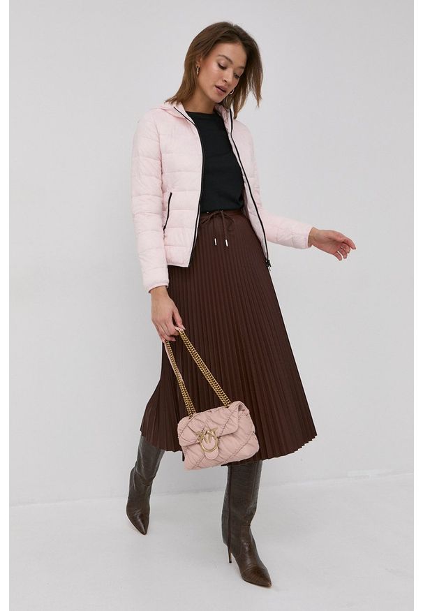 Pinko Kurtka damska kolor różowy przejściowa. Okazja: na co dzień. Typ kołnierza: kaptur. Kolor: różowy. Materiał: materiał, włókno. Styl: casual