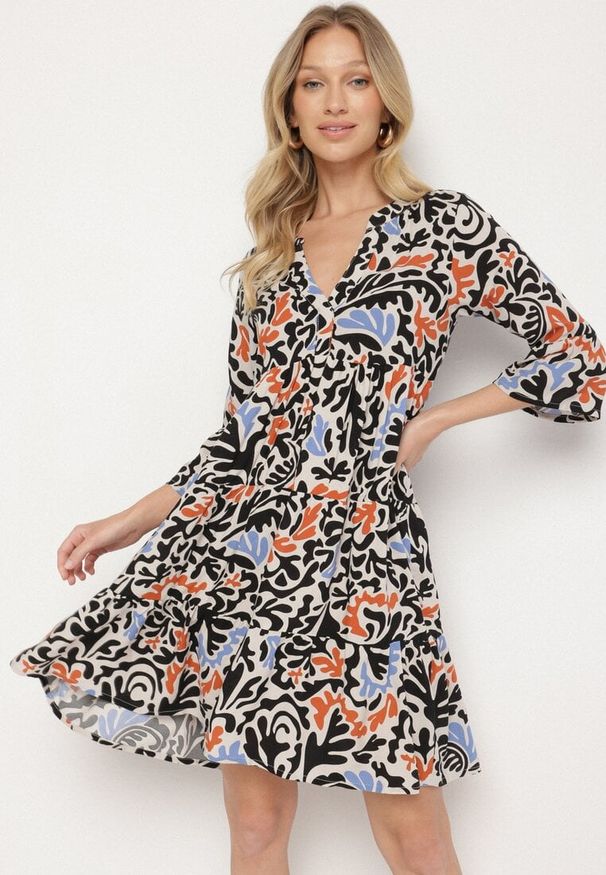 Born2be - Czarno-Beżowa Wiskozowa Rozkloszowana Sukienka z Abstrakcyjnym Wzorem Liracalia. Okazja: na co dzień. Kolor: czarny. Materiał: wiskoza. Styl: elegancki, casual